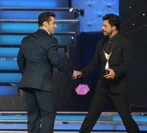 Shahrukh Salman Khan Hug It Out Again!