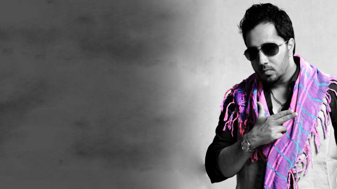 Mika Singh Slapping Doctor on Stage in Delhi