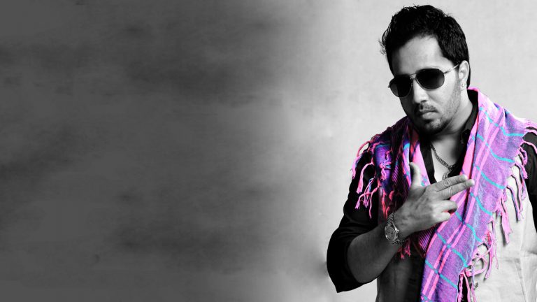 Mika Singh Slapping Doctor on Stage in Delhi
