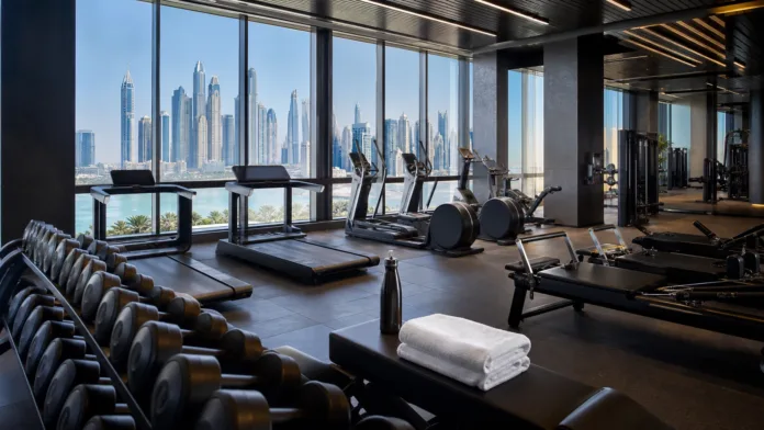 Dubai Luxury Gyms Featured Image Luxury Dubai gym with premium equipment and skyline views for summer fitness